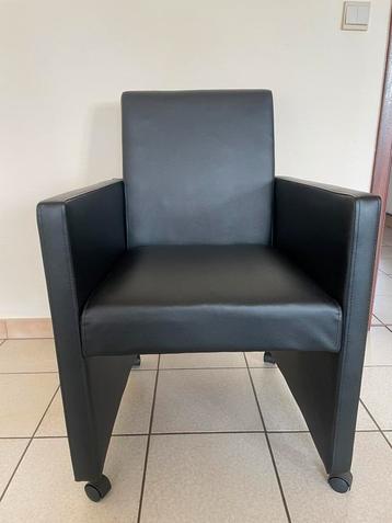 Stoelen kuip beschikbaar voor biedingen