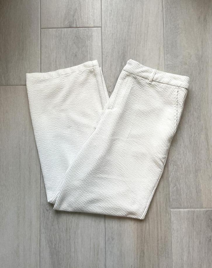 Crèmekleurige damesbroek met ribbels van Sora (42), Kleding | Dames, Broeken en Pantalons, Zo goed als nieuw, Maat 42/44 (L), Wit
