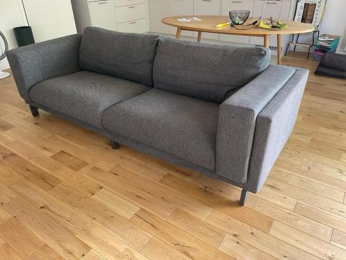 Grijze comfortabele 3-zitszetel met houten poten, Huis en Inrichting, Zetels | Zetels, Zo goed als nieuw, Rechte bank, Driepersoons