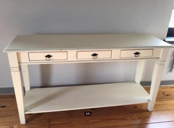 Mooie bijzettafel beschikbaar voor biedingen