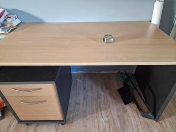 Bureau met kastje beschikbaar voor biedingen