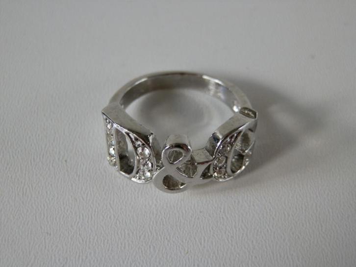 D&G ring., Handtassen en Accessoires, Ringen, Zo goed als nieuw, Dame of Heer, 18 tot 19, Zilver, Overige materialen, Met kristal