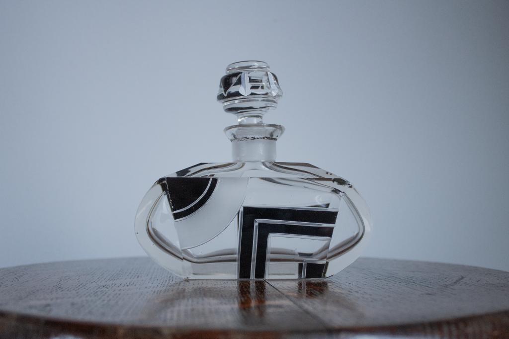 Bouteille Karl Palda Boheme en cuir blanc, art déco, Antiquités & Art, Antiquités | Verre & Cristal, Enlèvement ou Envoi