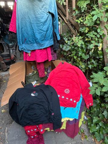 Festival kledingshop met professionele kledingrek op kapstok beschikbaar voor biedingen
