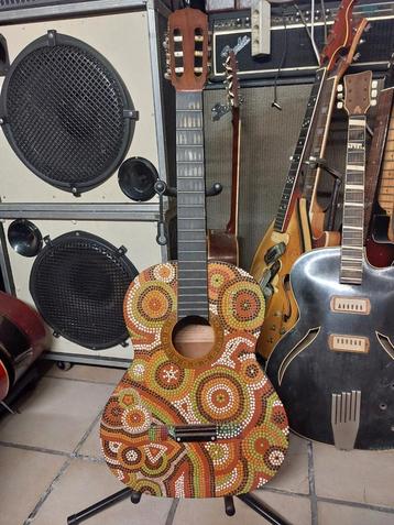 Klassieke gitaar met doos beschilderd beschikbaar voor biedingen