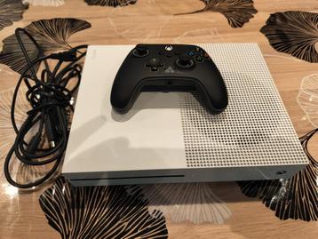 Xbox one S + een PowerA-controller beschikbaar voor biedingen