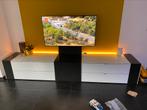 Glazen multimedia meubel met tv beugel (Mustering Qmedia), Huis en Inrichting, Kasten |Televisiemeubels, Glas, Gebruikt, Ophalen