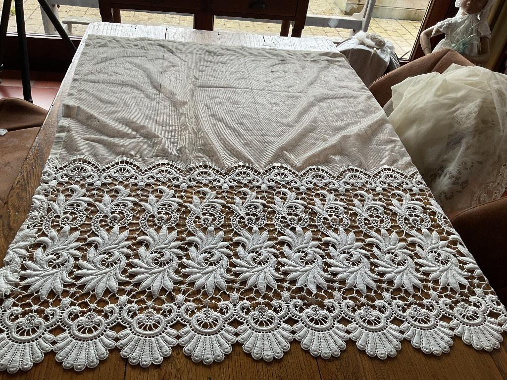 Prachtig groot stuk vitrage met kant, Huis en Inrichting, Stoffering | Gordijnen en Lamellen, Ophalen of Verzenden