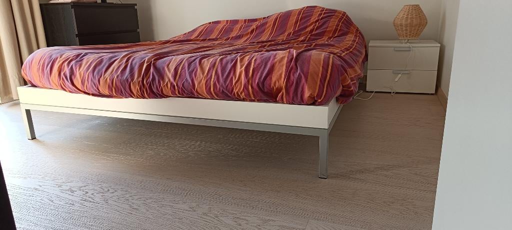 Tweepersoonsbed met Auping bedbodem met nachtkastje, Huis en Inrichting, Ophalen, Verstelbaar, Wit, Tweepersoons