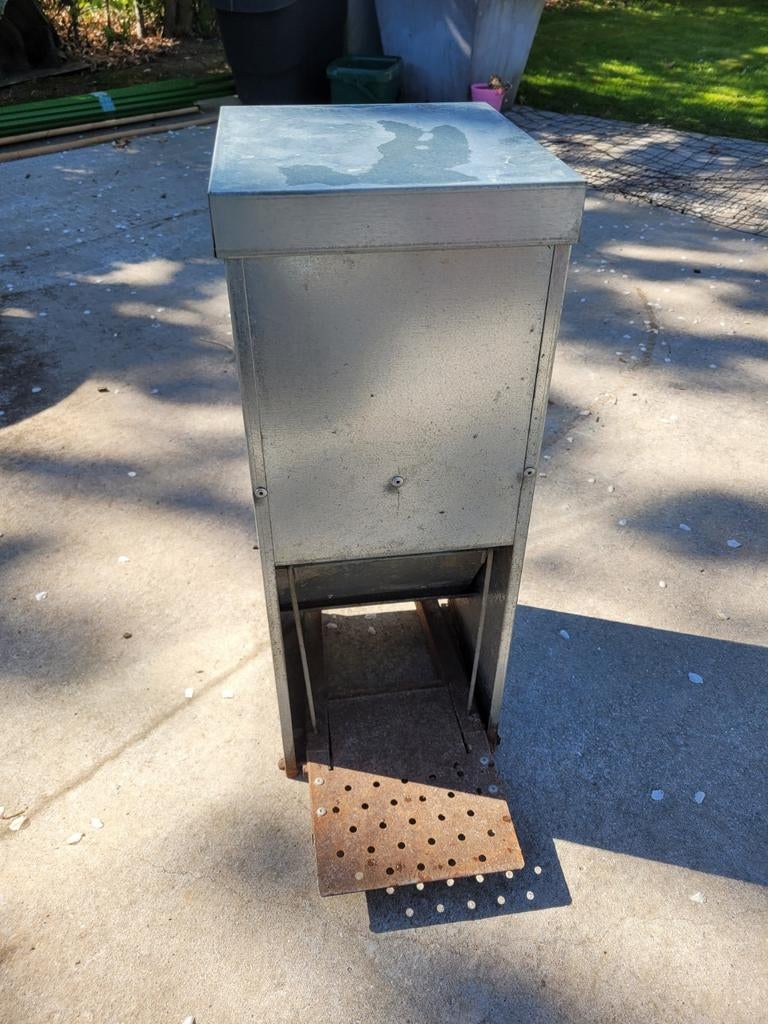 Voerbak voor pluimvee, Ophalen