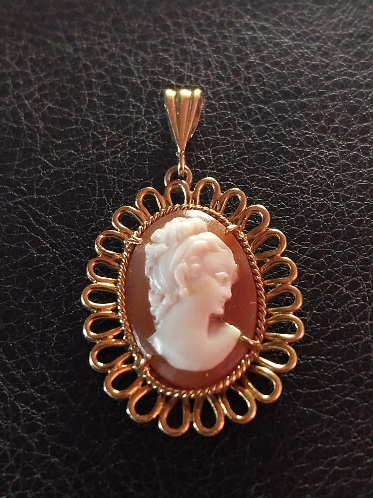 PRACHTIGE HANGER MET CAMEE UIT 1950 IN 18K GEELGOUD, Ophalen, Gebruikt, Overige voorstellingen, Geel