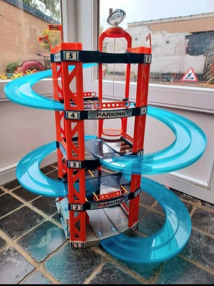 Speelgoedgarage autogarage met 4 verdiepingen en lift, Ophalen, Zo goed als nieuw, Racebaan