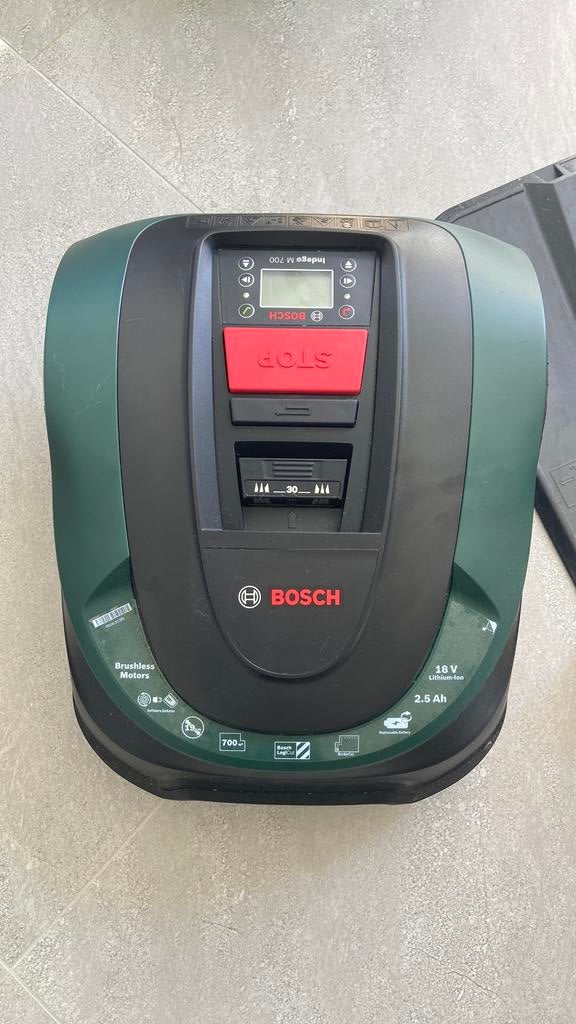Robot de pelouse Bosch M700, Enlèvement ou Envoi, Comme neuf, Moins de 20 cm, Avec capteur de pluie
