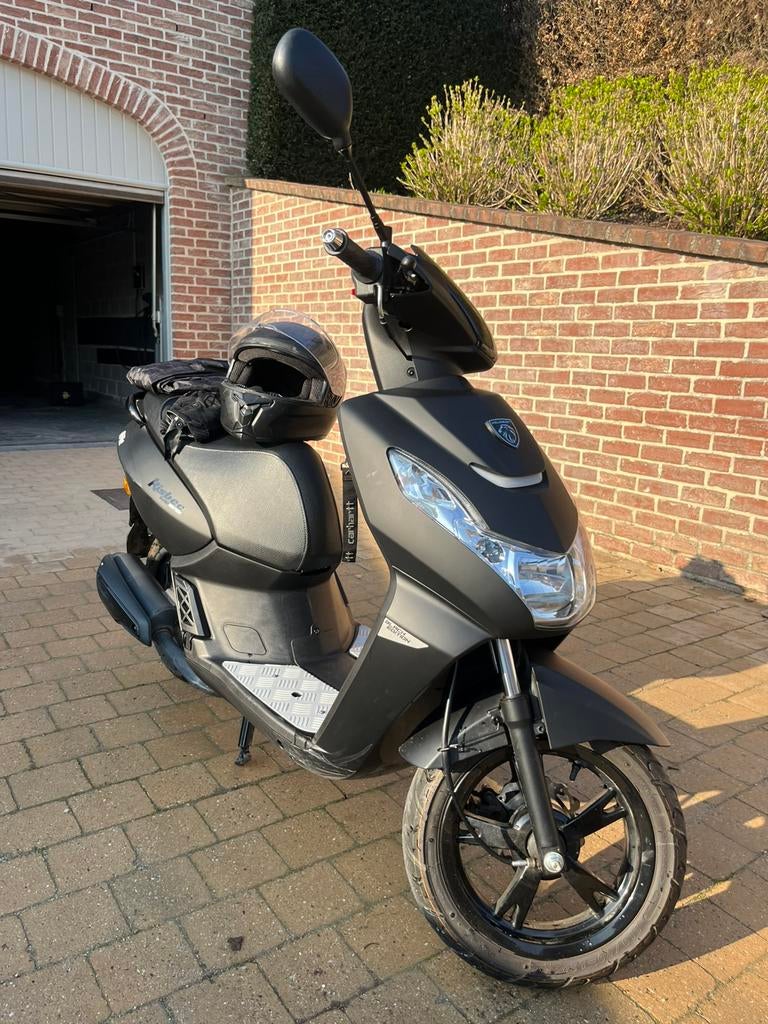 Scooter peugeot kisbee black edition, Fietsen en Brommers, Scooters | Peugeot, Zo goed als nieuw, Overige modellen, Klasse B (45 km/u)