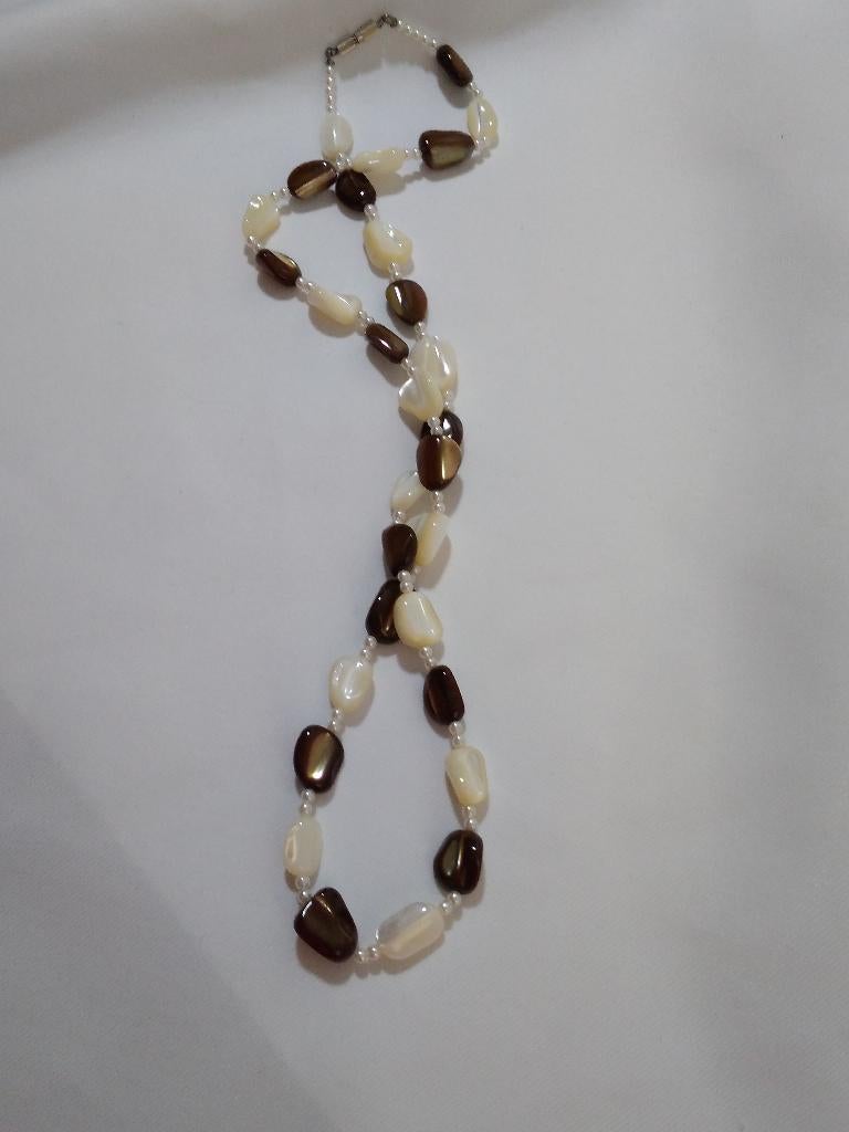 Vintage ketting met stukjes parelmoer, Handtassen en Accessoires, Kettingen, Nieuw, Steen of Mineraal, Wit, Met hanger, Verstelbaar