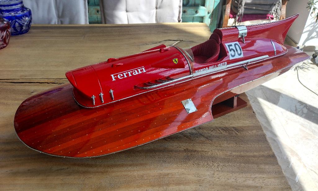 Arno XI Ferrari 80 cm hydroplane, Hobby en Vrije tijd, Modelbouw | Boten en Schepen, Ophalen, Zo goed als nieuw