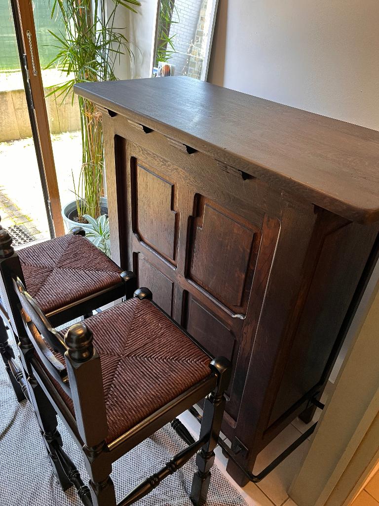 Meuble bar haut bois foncé et chaises hautes, Maison & Meubles, Armoires | Buffets, Comme neuf, 100 à 150 cm, 100 à 150 cm, 25 à 50 cm