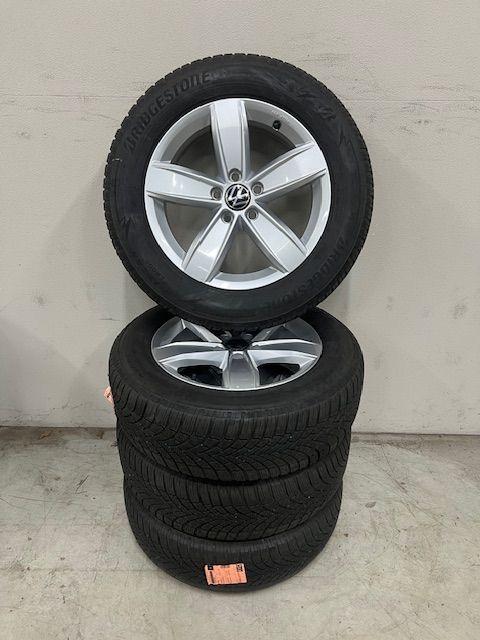 Winterset VW Tiguan Bridgestone Blizzak LM005 215/65 R17, Ophalen, -, -, Banden en Velgen