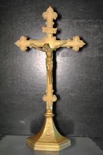 Oud groot kruisbeeld in verguld metaal zeshoekige basis 44cm, Ophalen of Verzenden