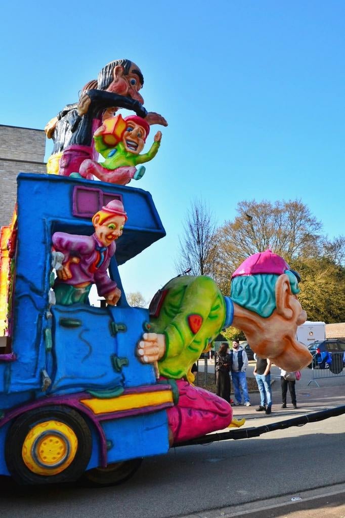 Polyesteren carnavalswagen, Ophalen