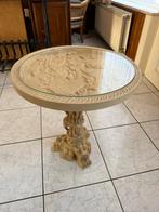 Sierlijke ronde bijzettafel met glasplaat en reliëf, Ophalen, Zo goed als nieuw