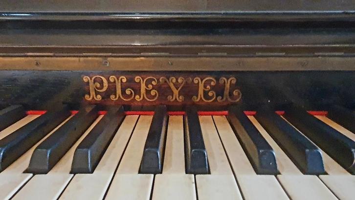 Antieke Pleyel Buffetpiano (ca 1875), Musique & Instruments, Pianos, Utilisé, Piano, Noir, Enlèvement