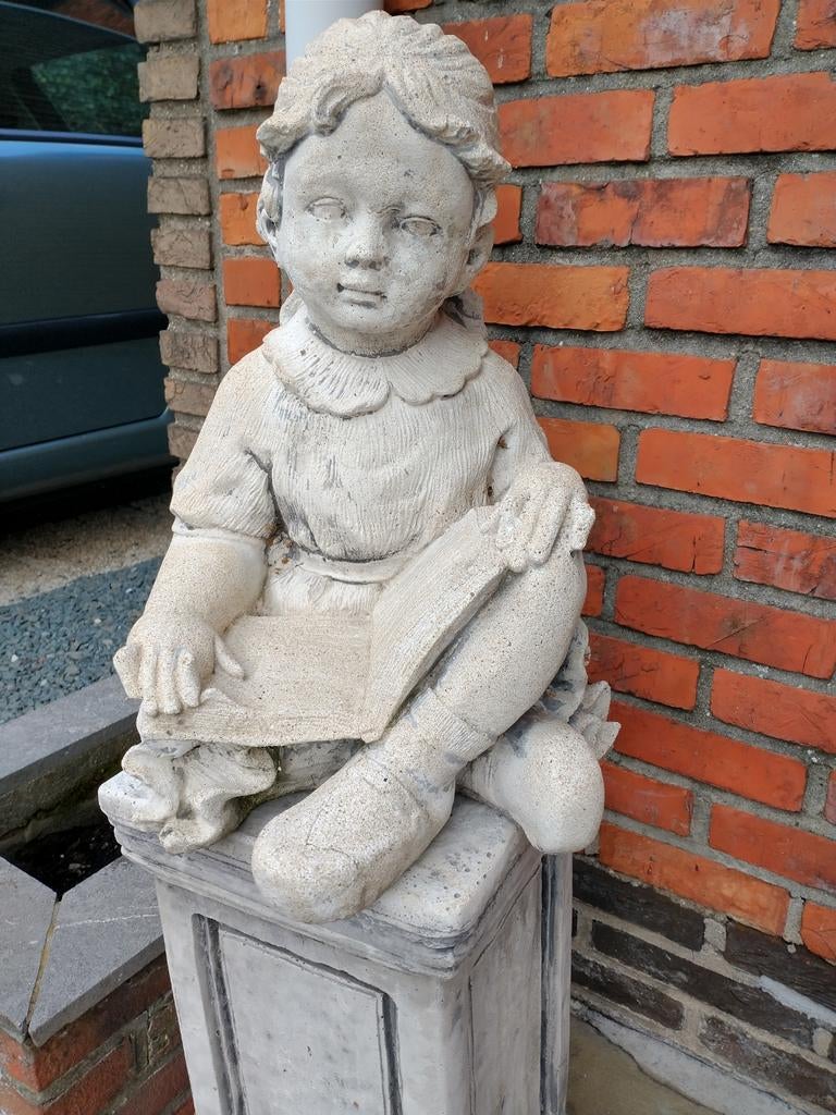 Decoratief beeld van lezend kindje op sokkel, Ophalen, Steen