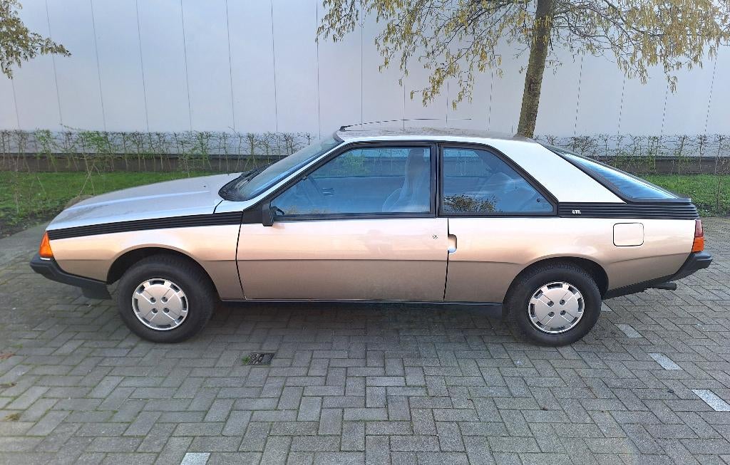 Renault Fuego 1.4i | 38.000km, Auto's, Oldtimers, 4 zetels, Achterwielaandrijving, Beige, Bruin