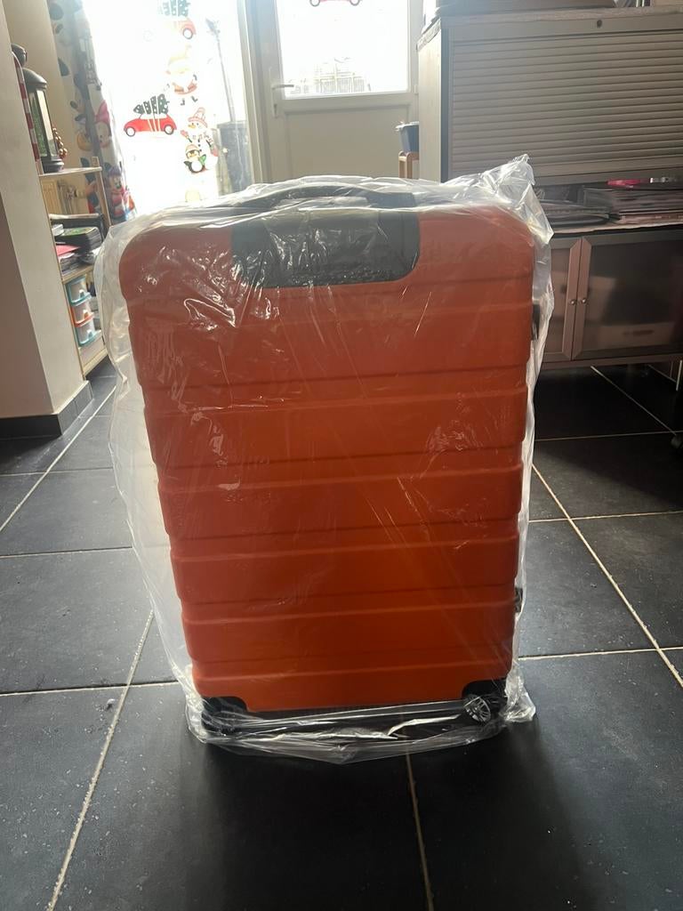 Reiskoffer te  koop nieuw in de doos en nog in plastic, Hard kunststof, Nieuw, 70 cm of meer, 55 cm of meer