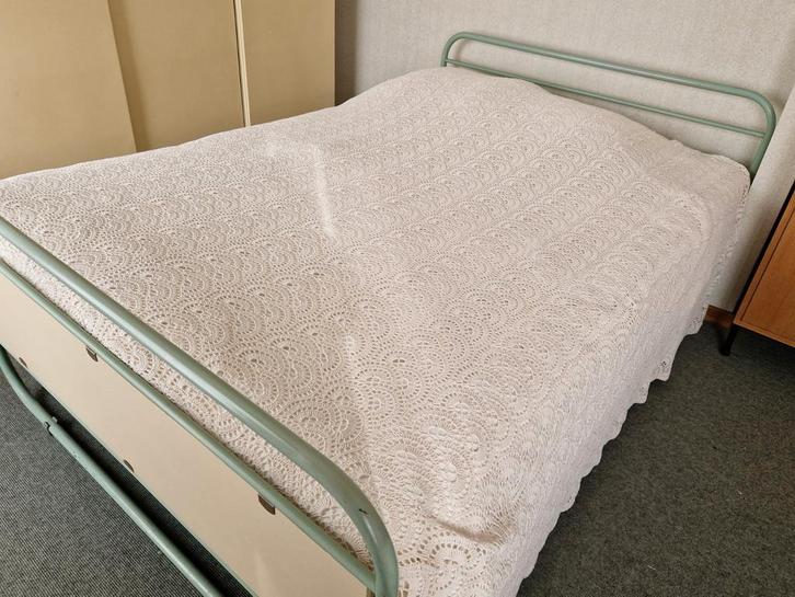 VINTAGE slaapkamer, Huis en Inrichting, Slaapkamer | Bedden, Ophalen