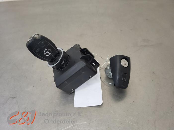 Serrure de contact + clé d'un Mercedes Vito, Autos : Pièces & Accessoires, 3 mois de garantie, Utilisé, -, -