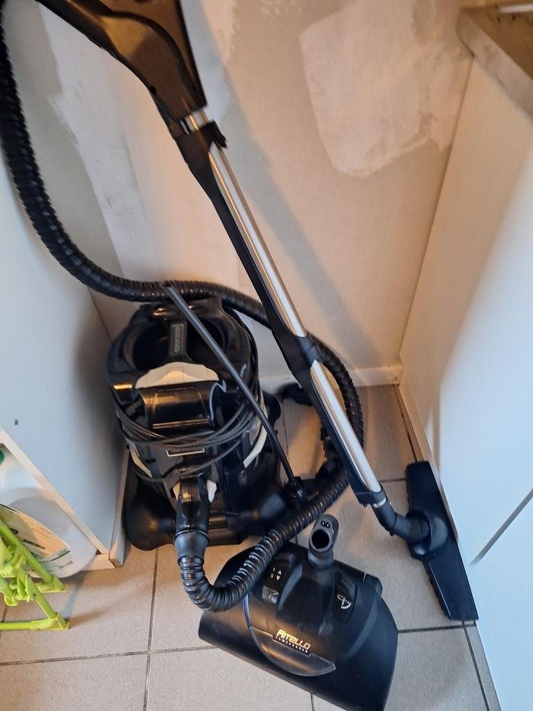 Stofzuiger met water merk Ritello, Ophalen, Stofzuiger