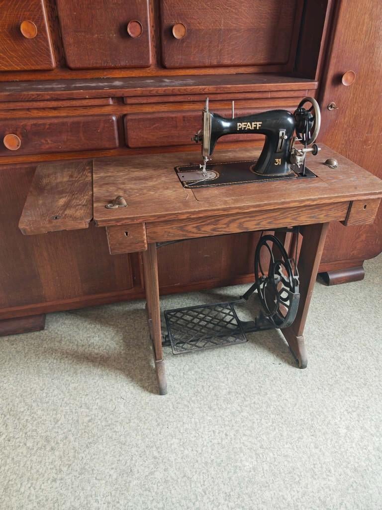 antieke naaimachine met ijzeren voet, Antiek en Kunst, Antiek | Naaimachines, Ophalen