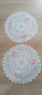 2 napperons brodés motifs fleurs roses et bleues, Enlèvement ou Envoi, Neuf, Autour de, Intérieur