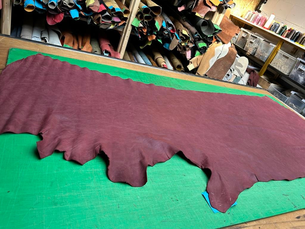 Bordeaux kleur halva huid 1.2 mm dikte soepel en glad A-213, Hobby en Vrije tijd, Ophalen of Verzenden, Zo goed als nieuw