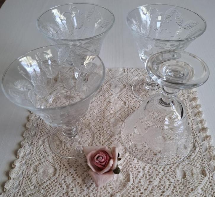 4 Franse glazen ijscoupes, aardbeien, frambozen & bessen, Antiquités & Art, Curiosités & Brocante, Enlèvement ou Envoi