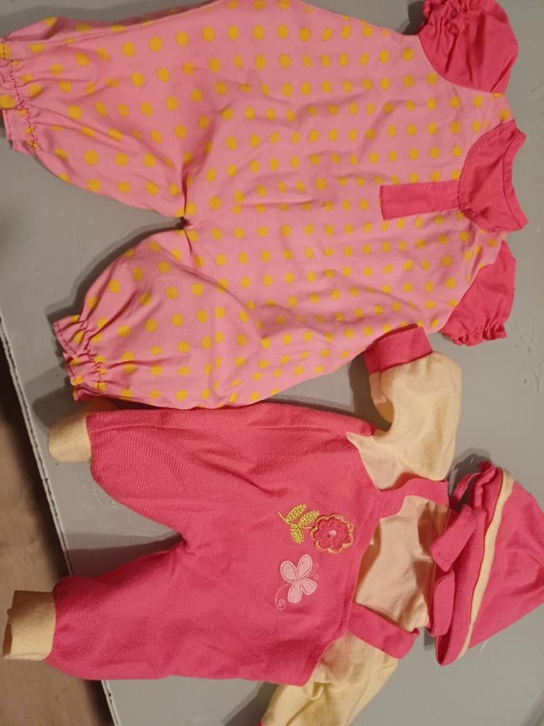 Ensemble de vêtements de poupée rose/jaune 27 cm., Enfants & Bébés, Jouets | Poupées, Enlèvement ou Envoi, Comme neuf, Baby Pop