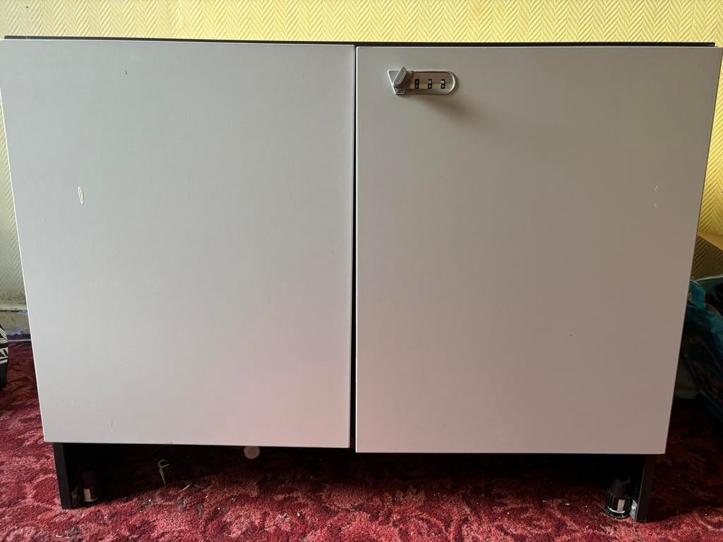 Bureaukast die dringend wegmoet, Ophalen, Zo goed als nieuw