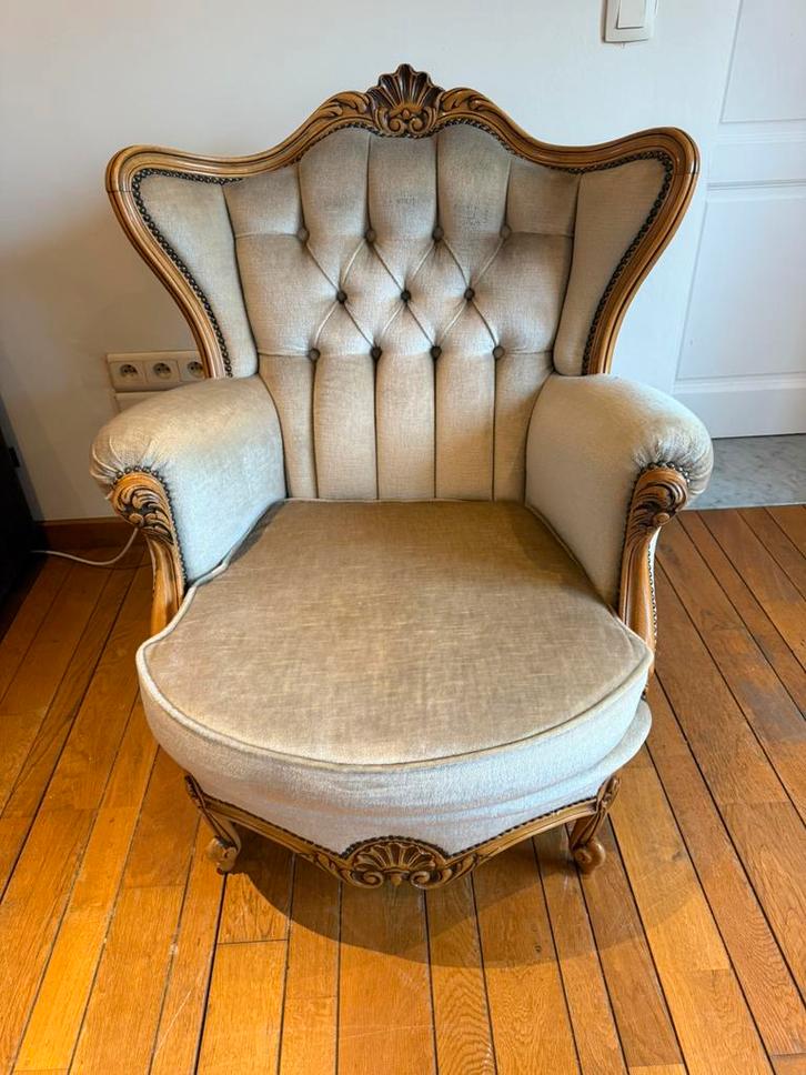 Klassieke fauteuil met gecapitonneerde rug., Antiek en Kunst, Antiek | Meubels | Stoelen en Sofa's, Ophalen