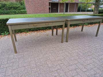 Vintage industriële tafel  beschikbaar voor biedingen