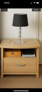 Twee nachtskastjes en twee nachtlampen, BIEDEN, Huis en Inrichting, Slaapkamer | Nachtkastjes, Ophalen, Zo goed als nieuw