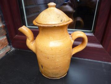 Oude terracotta koffiepot.