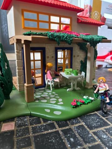 Playmobil vakantiehuis (popjes in) beschikbaar voor biedingen