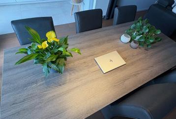 Strakke eettafel in houtlook – ruim en robuust beschikbaar voor biedingen