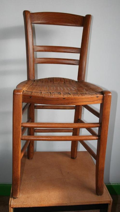 verhoogd kinderstoeltje met specifieke rieten zitting, Antiek en Kunst, Antiek | Meubels | Stoelen en Sofa's, Ophalen