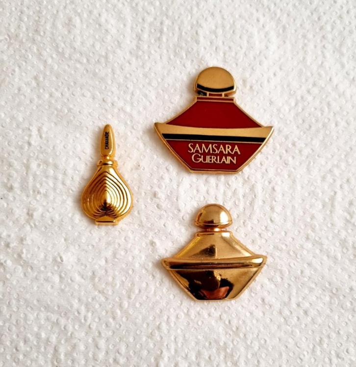 Set van 3 Guerlain spelden/broches, Verzamelen, Speldjes, Pins en Buttons, Zo goed als nieuw, Speldje of Pin, Verzenden