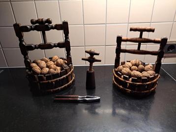 2 vitage notenkrakers,een kurkentrekker,apparte notenkraker beschikbaar voor biedingen