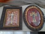 2 antieke kruisbeelden achter bolglas, Antiquités & Art, Antiquités | Objets religieux, Enlèvement