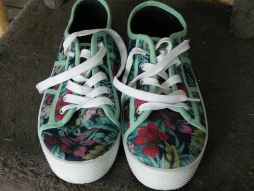 Nog als nieuw sneaker in canvas  met bloemmotief maat 37, Kleding | Dames, Schoenen, Zo goed als nieuw, Sneakers, Groen, Ophalen
