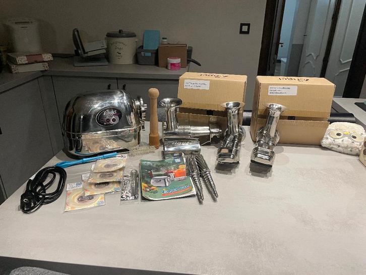 Angel juicer 8500s Rolls Royce sapcentrifuge + 2 sets, Elektronische apparatuur, Juicers, Zo goed als nieuw, Slowjuicer, Elektrisch